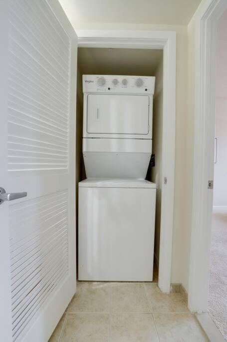 Upscale Comfort Next To Metro And Dining Arlington Esterno foto