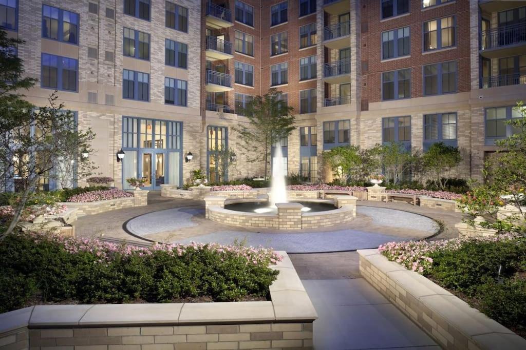 Upscale Comfort Next To Metro And Dining Arlington Esterno foto