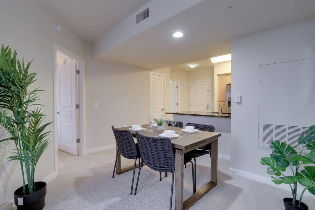 Upscale Comfort Next To Metro And Dining Arlington Esterno foto