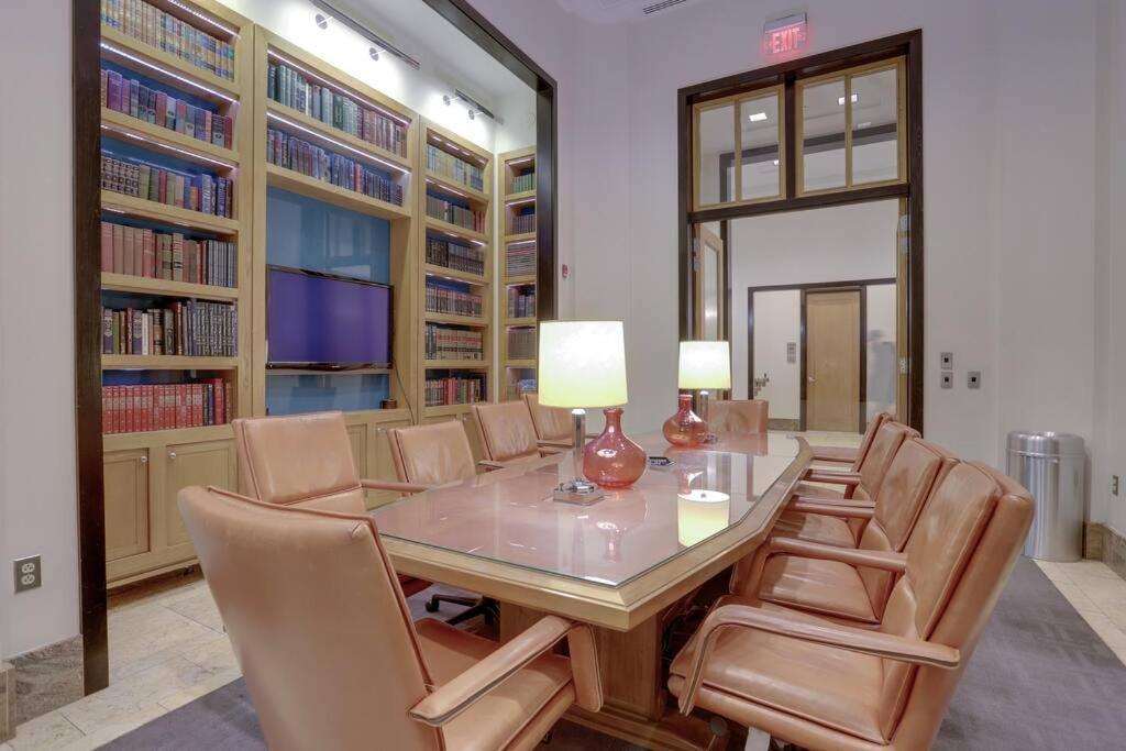 Upscale Comfort Next To Metro And Dining Arlington Esterno foto
