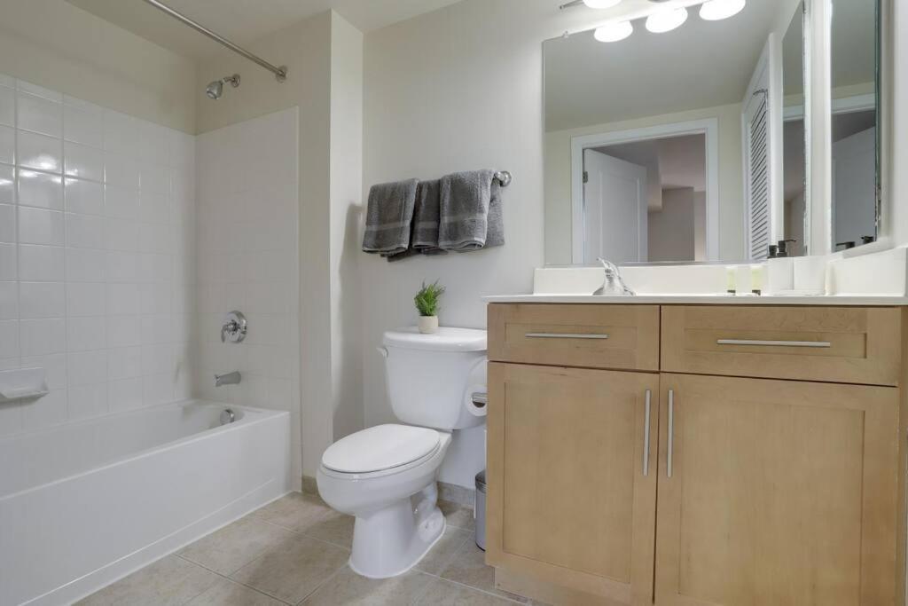 Upscale Comfort Next To Metro And Dining Arlington Esterno foto